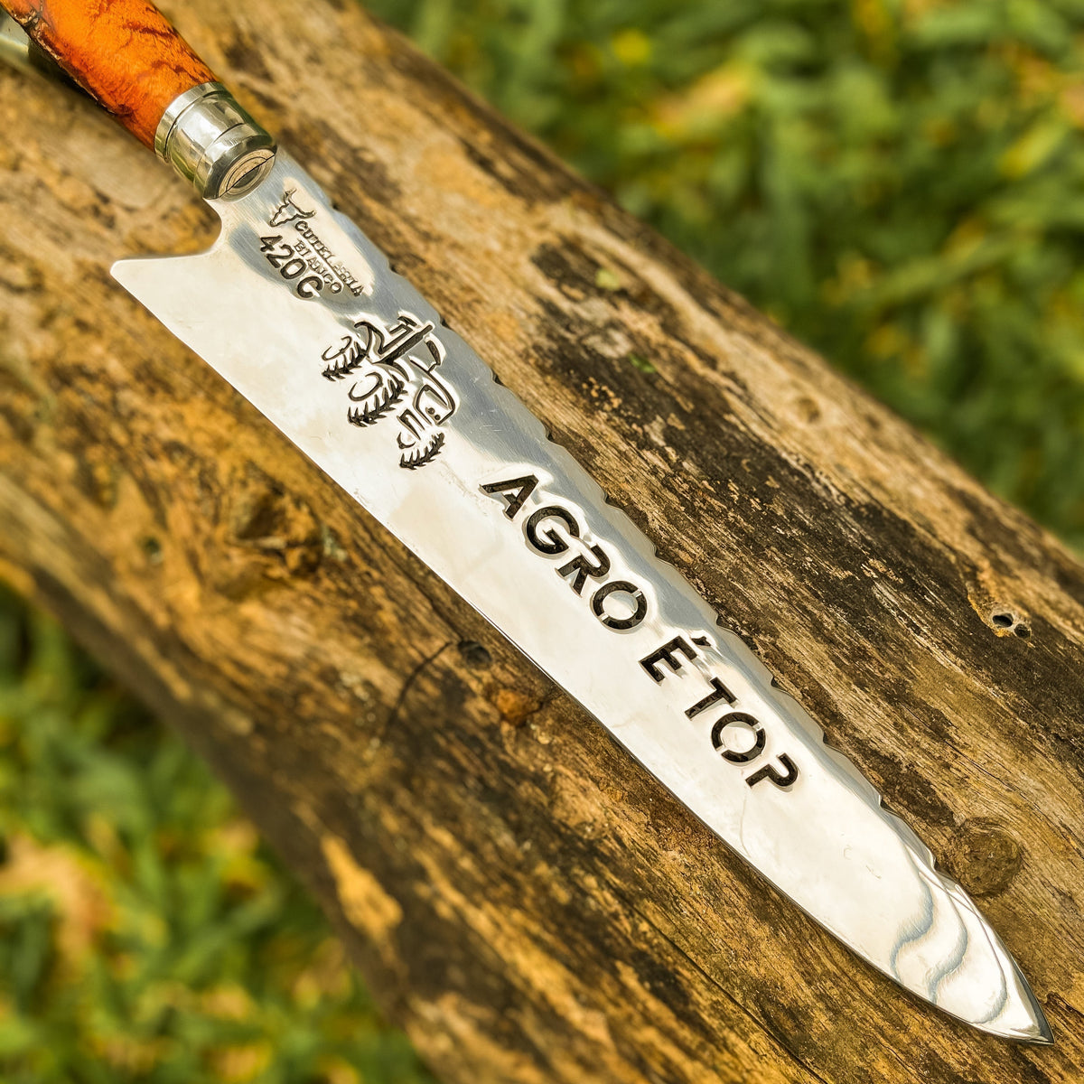 Faca Artesanal para Churrasco - Modelo Agro é Top com Cabo  c/ pingente trator + Case especial em couro