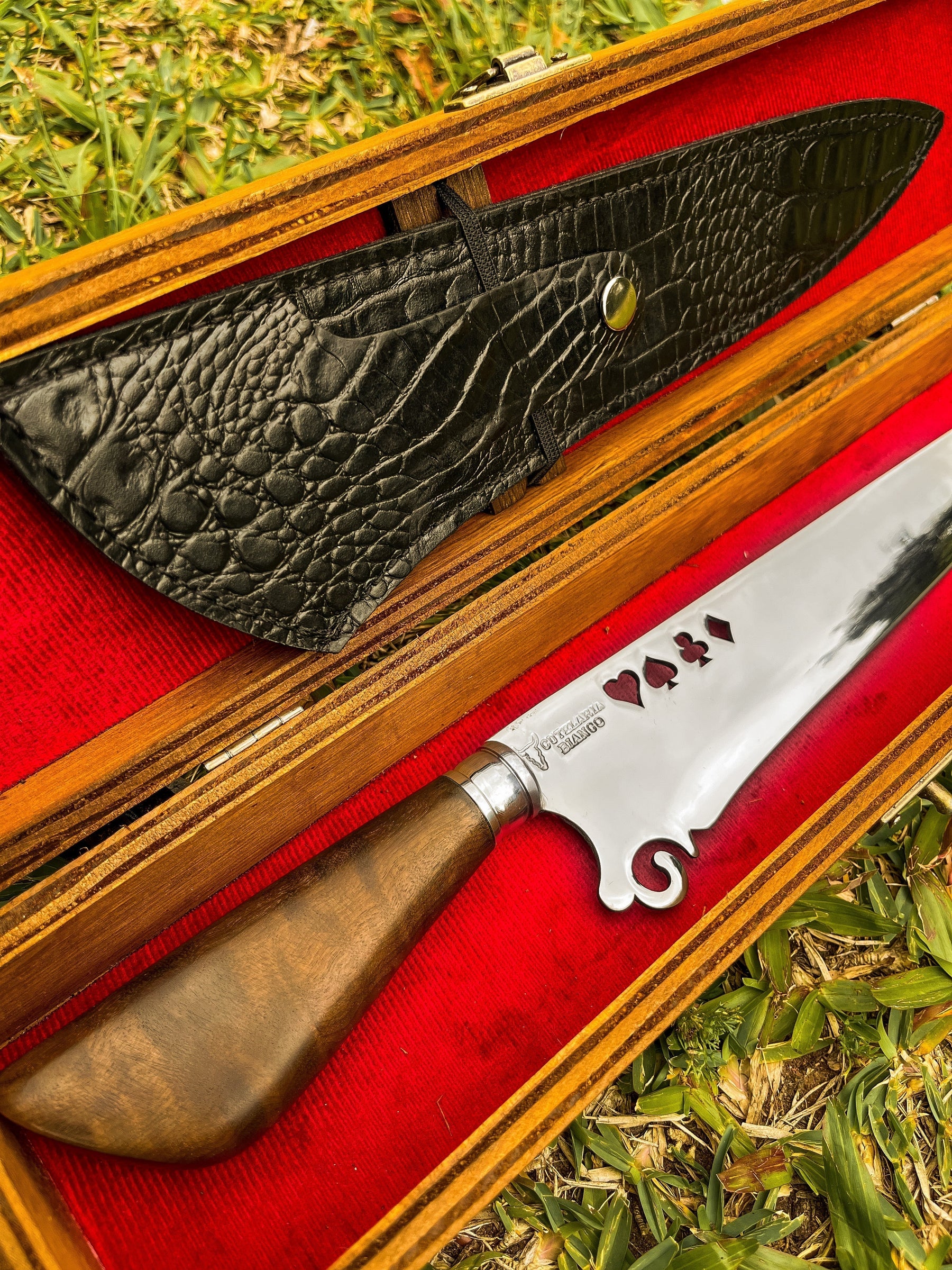 Faca Artesanal Premium para Churrasco NAIPS + Caixa em Madeira + Case em couro