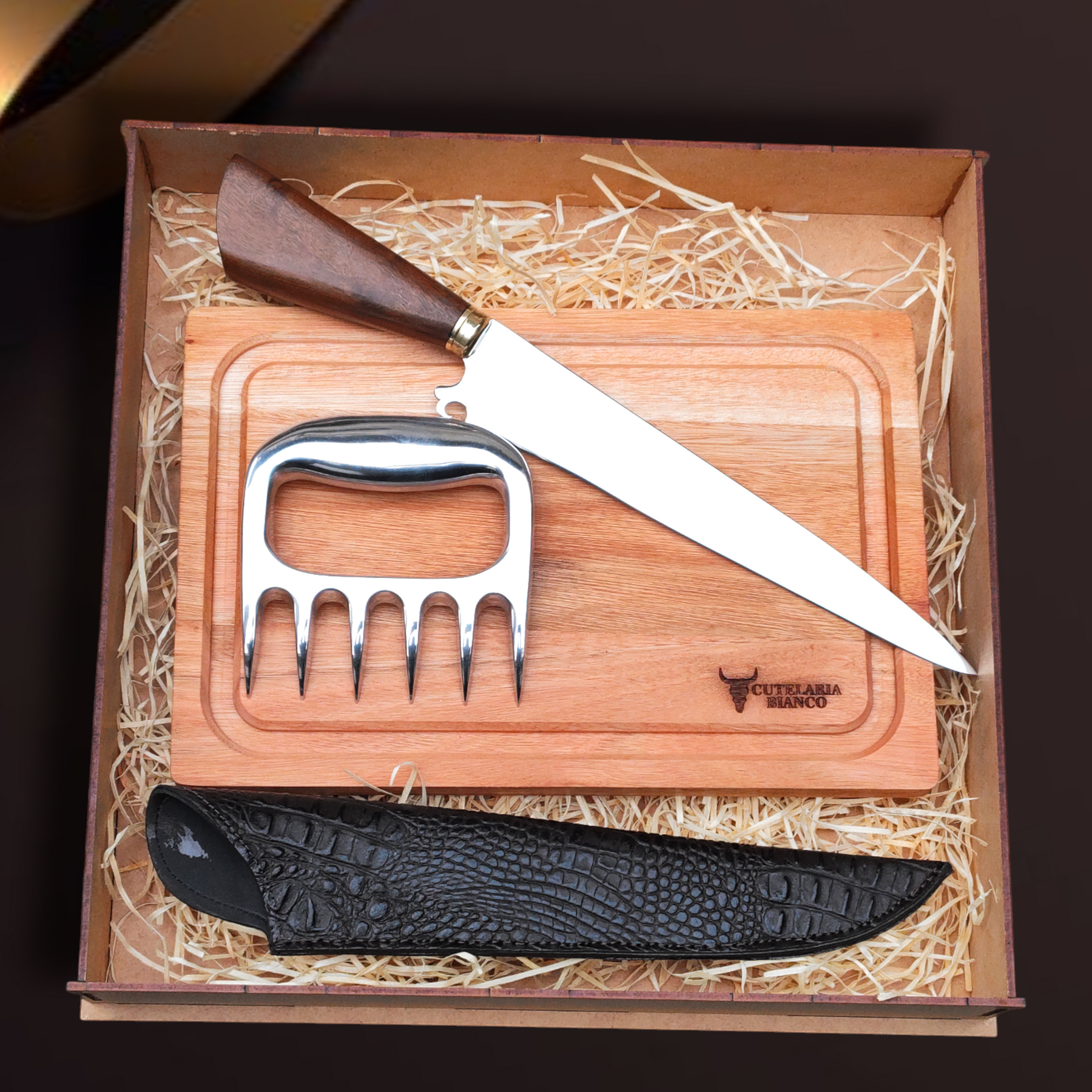 Kit Presente Bianco – Faca artesanal P/Churrasco + Tabua personalizada + Caixa P/Presente + Garra para Churrasco + Case em Couro